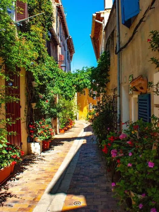 The pretty village of Cassis adorned in lovely flowers